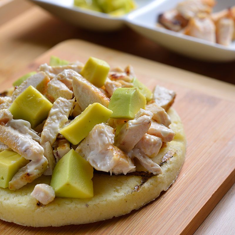 Arepa Reina Pepiada hecha con pollo y aguacate