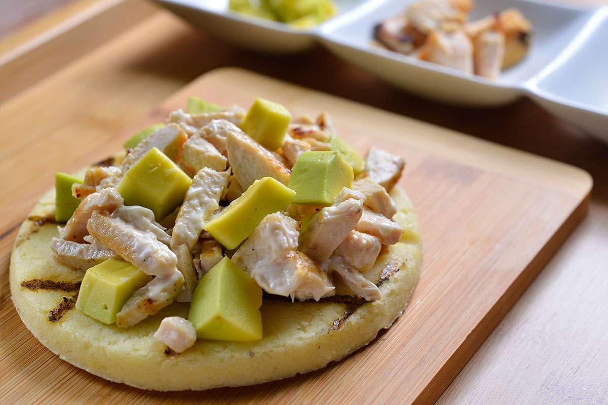 Arepa Reina Pepiada hecha con pollo y aguacate