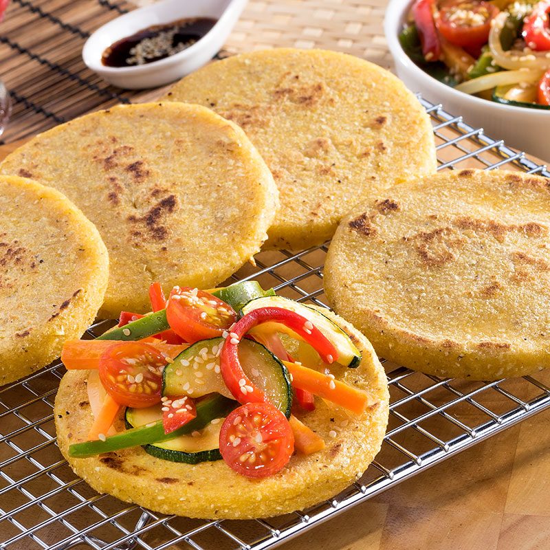 Arepas rellenas con vegetales y harina de maíz amarrillo