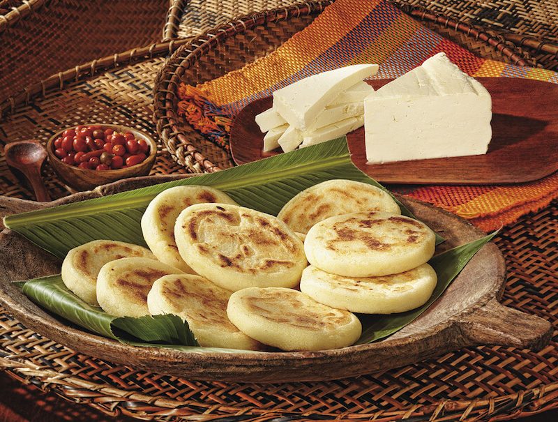 Arepa blanca hecha con harina de maíz precocida