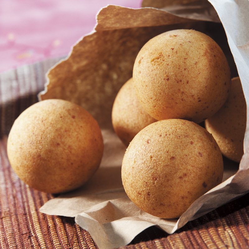 Buñuelos colombianos hechos con harina de maíz Doñarepa