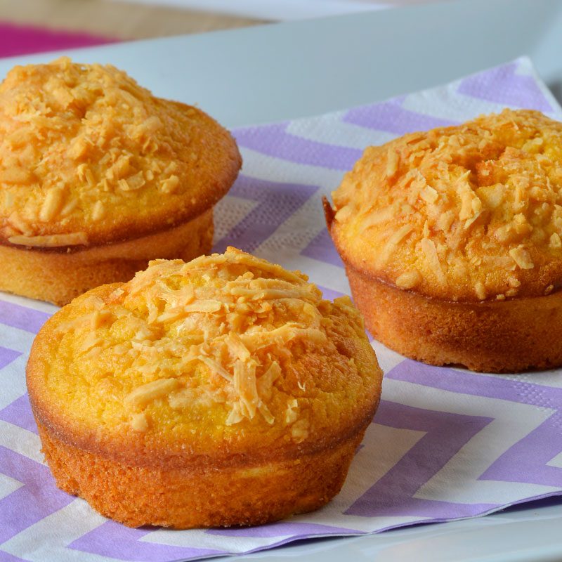 Muffins de coco hechos harina de maiz amarillo
