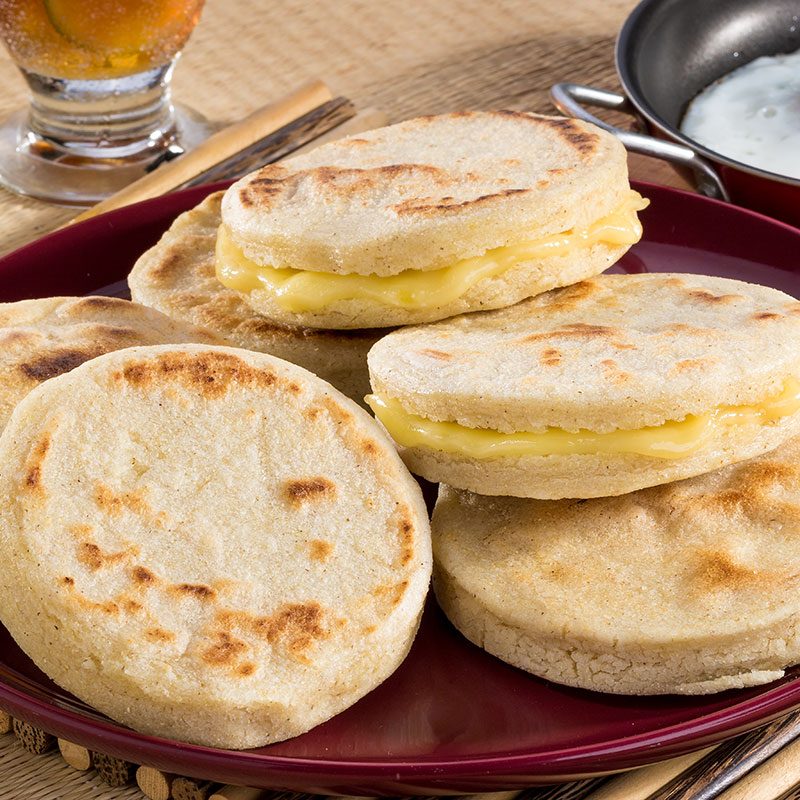 Arepa con queso mozzarella y harina de maíz Doñarepa
