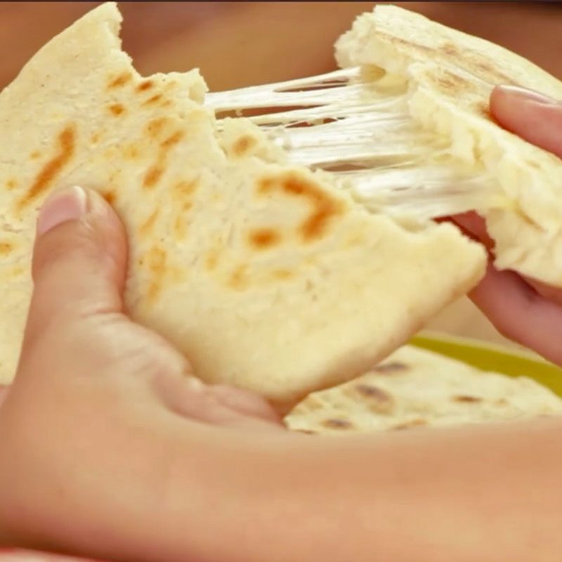 Arepa con queso y harina de maiz blanco